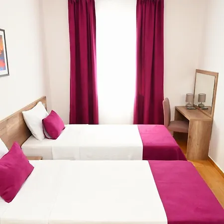 Dona, Altina Aparthotel