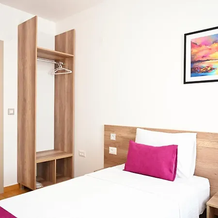 Dona, Altina Aparthotel Belgrade