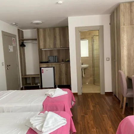 Dona, Altina Aparthotel
